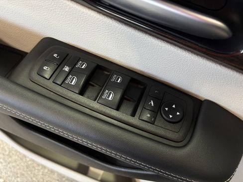 Used 2024 Chrysler Pacifica Limited FWD image 17