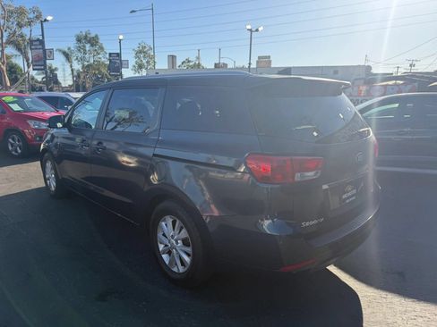 Used 2017 Kia Sedona LX w/ LX Essentials Premium Package FWD image 4