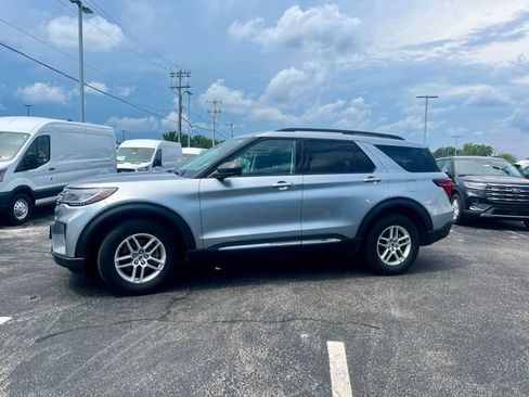 Used 2025 Ford Explorer Active AWD/4WD image 3