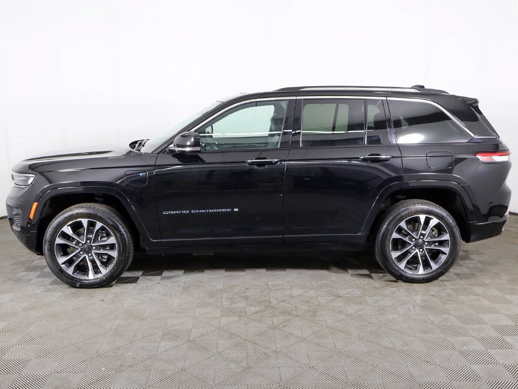 Used 2022 Jeep Grand Cherokee Overland w/ Luxury Tech Group IV AWD/4WD image 22