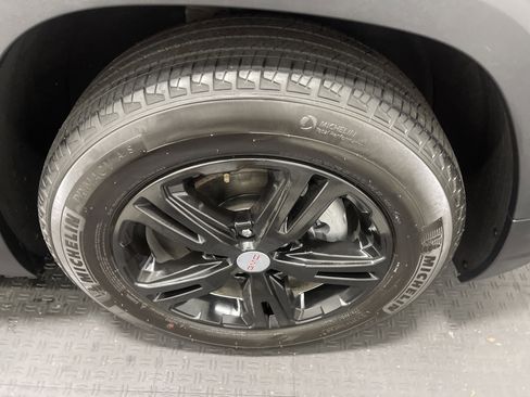 Used 2024 GMC Terrain SLE FWD image 27