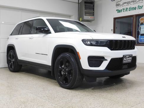 Used 2023 Jeep Grand Cherokee Altitude AWD/4WD image 6
