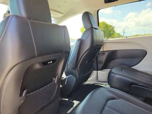 Used 2024 Chrysler Pacifica Touring-L image 12