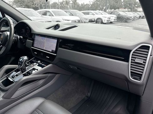 Used 2019 Porsche Cayenne image 32