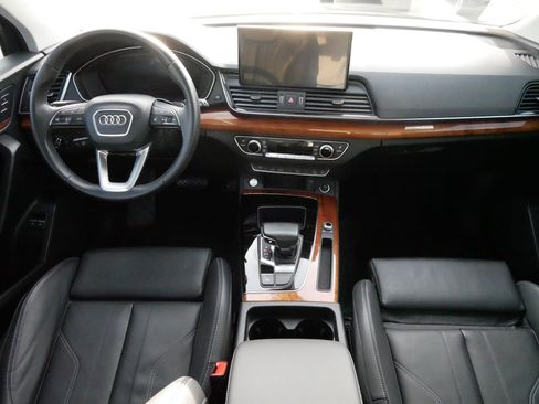 Used 2023 Audi Q5 e Premium w/ Convenience Package image 10