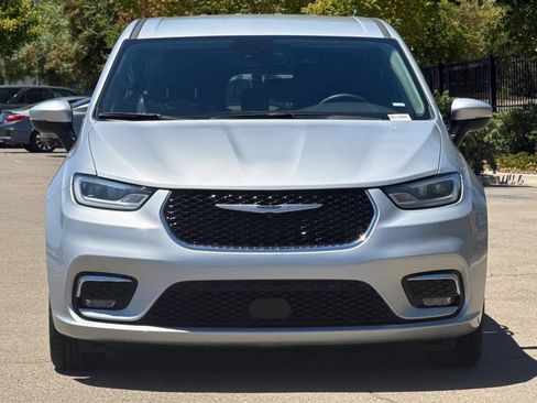 Used 2023 Chrysler Pacifica Touring-L FWD image 9