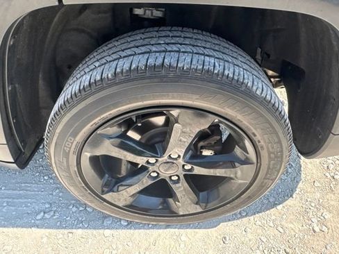 Used 2023 Jeep Grand Cherokee Altitude AWD/4WD image 10