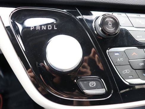 Used 2024 Chrysler Pacifica Touring-L FWD image 44