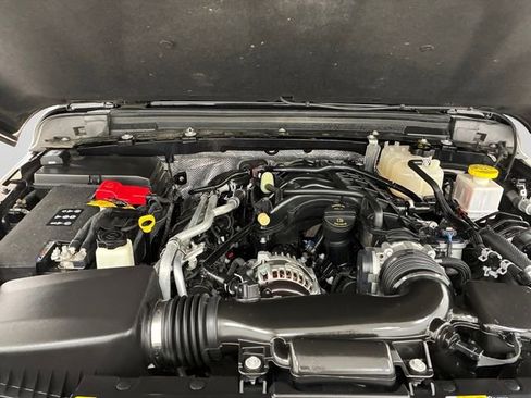 Used 2024 Jeep Gladiator Sport AWD/4WD image 11