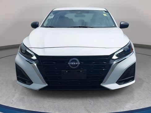 Used 2025 Nissan Altima 2.5 SV FWD image 2