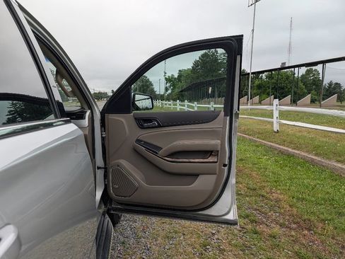 Used 2019 GMC Yukon XL SLT w/ Open Road Package AWD/4WD image 13