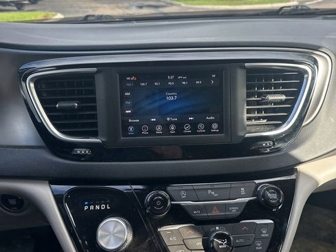 Used 2020 Chrysler Pacifica Touring-L image 15