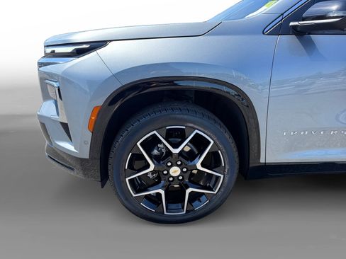 Used 2025 Chevrolet Traverse High Country w/ LPO, Floor Liner Package AWD/4WD image 9