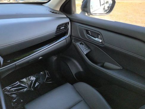 Used 2025 Nissan Rogue SL w/ Tech Package FWD image 16