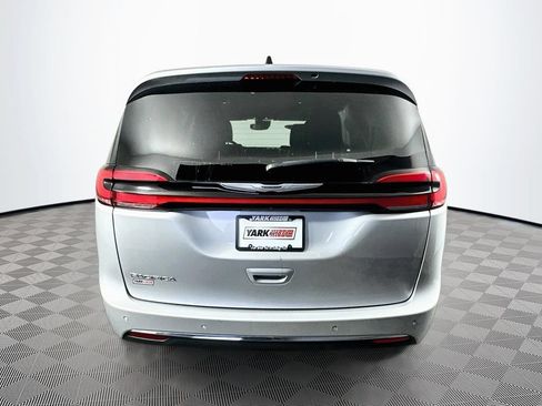 Certified 2024 Chrysler Pacifica Touring-L FWD image 9