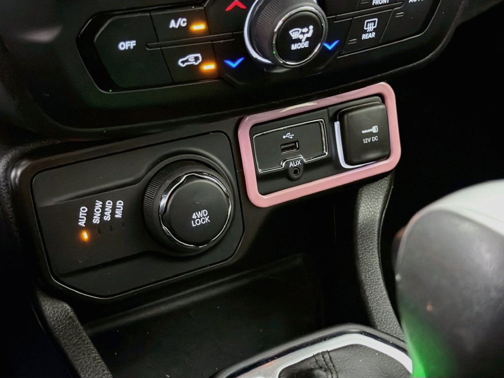 Used 2023 Jeep Renegade Latitude w/ Premium Group AWD/4WD image 34