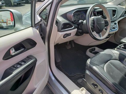 Used 2020 Chrysler Pacifica Limited w/ 8-pass Seating Package FWD image 12