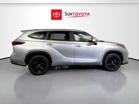 Used 2023 Toyota Highlander LE FWD image 2