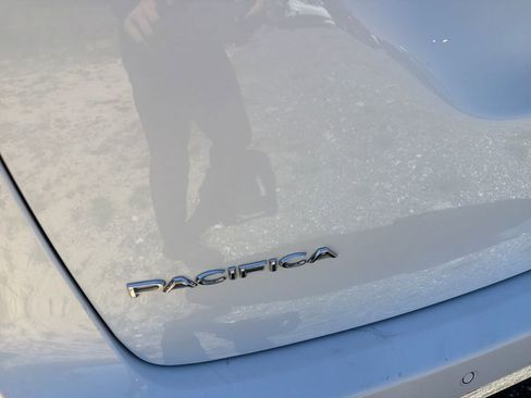 Used 2024 Chrysler Pacifica Limited FWD image 19