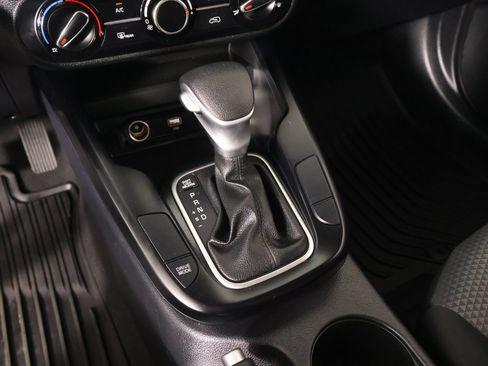 Used 2025 Kia Soul LX w/ LX Technology Package FWD image 7