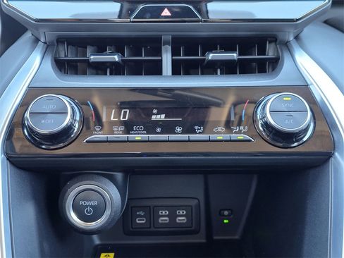 Used 2024 Toyota Venza LE image 14