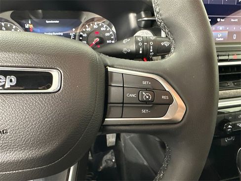 Used 2024 Jeep Compass Latitude image 27