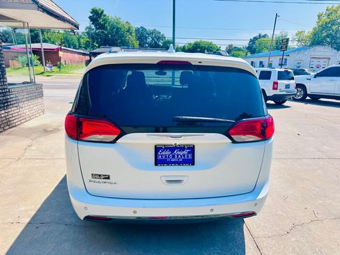 Used 2017 Chrysler Pacifica Touring-L w/ Tire & Wheel Group FWD image 4
