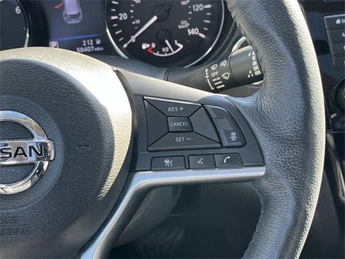 Used 2018 Nissan Rogue SL w/ Premium Package image 16