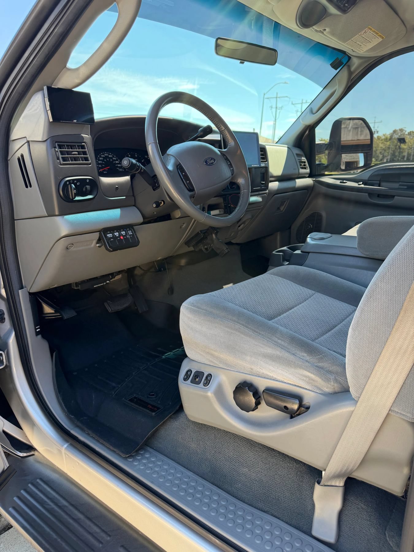 Used 2004 Ford Excursion XLT AWD/4WD image 16