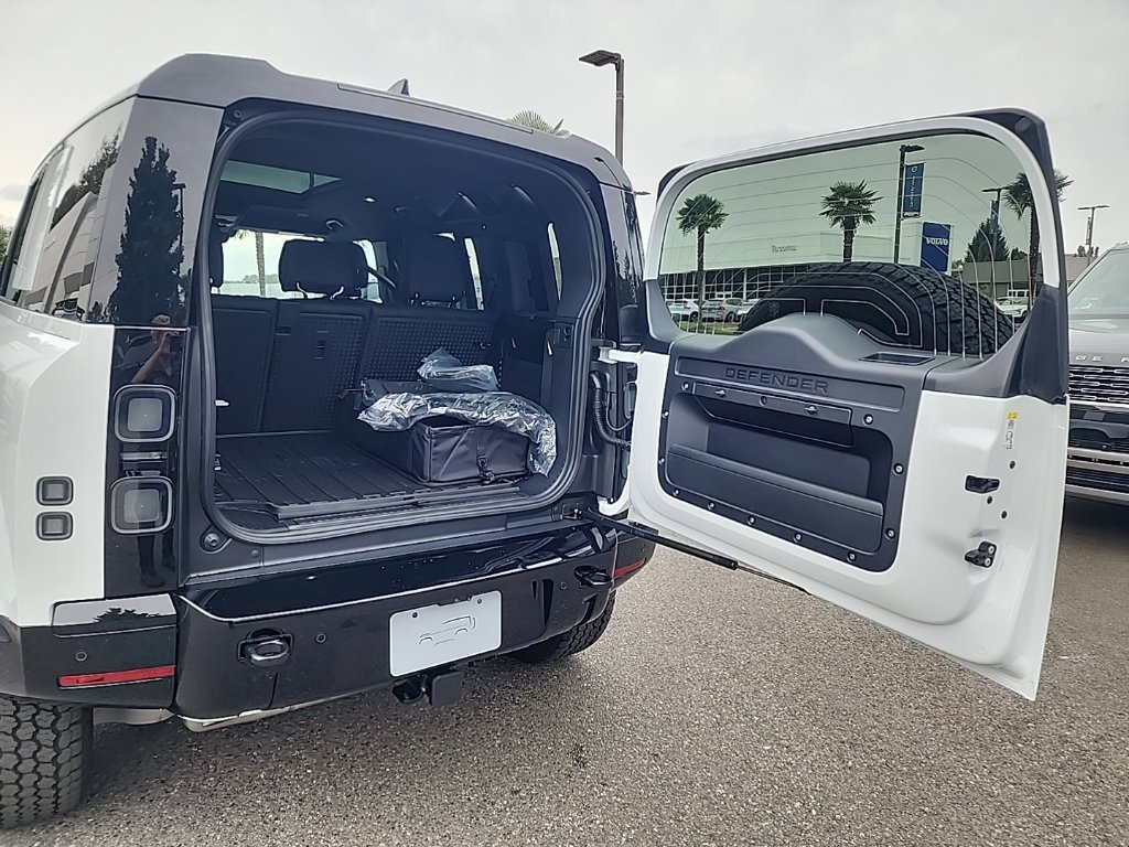 New 2026 Land Rover Defender 110 X-Dynamic SE AWD/4WD image 16