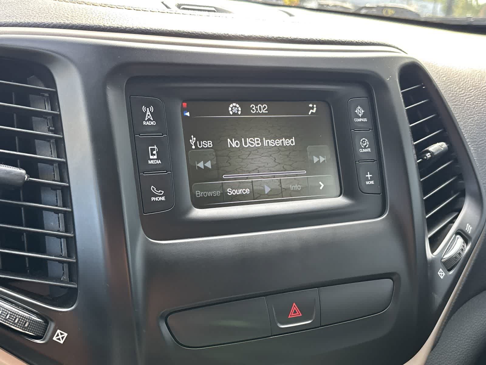 Used 2018 Jeep Cherokee Latitude w/ Altitude Package AWD/4WD image 15