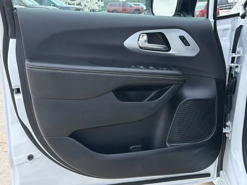 Used 2026 Chrysler Pacifica Limited FWD image 10