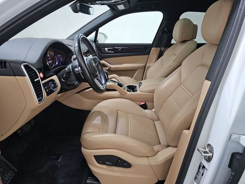 Used 2023 Porsche Cayenne w/ Assistance Package image 4