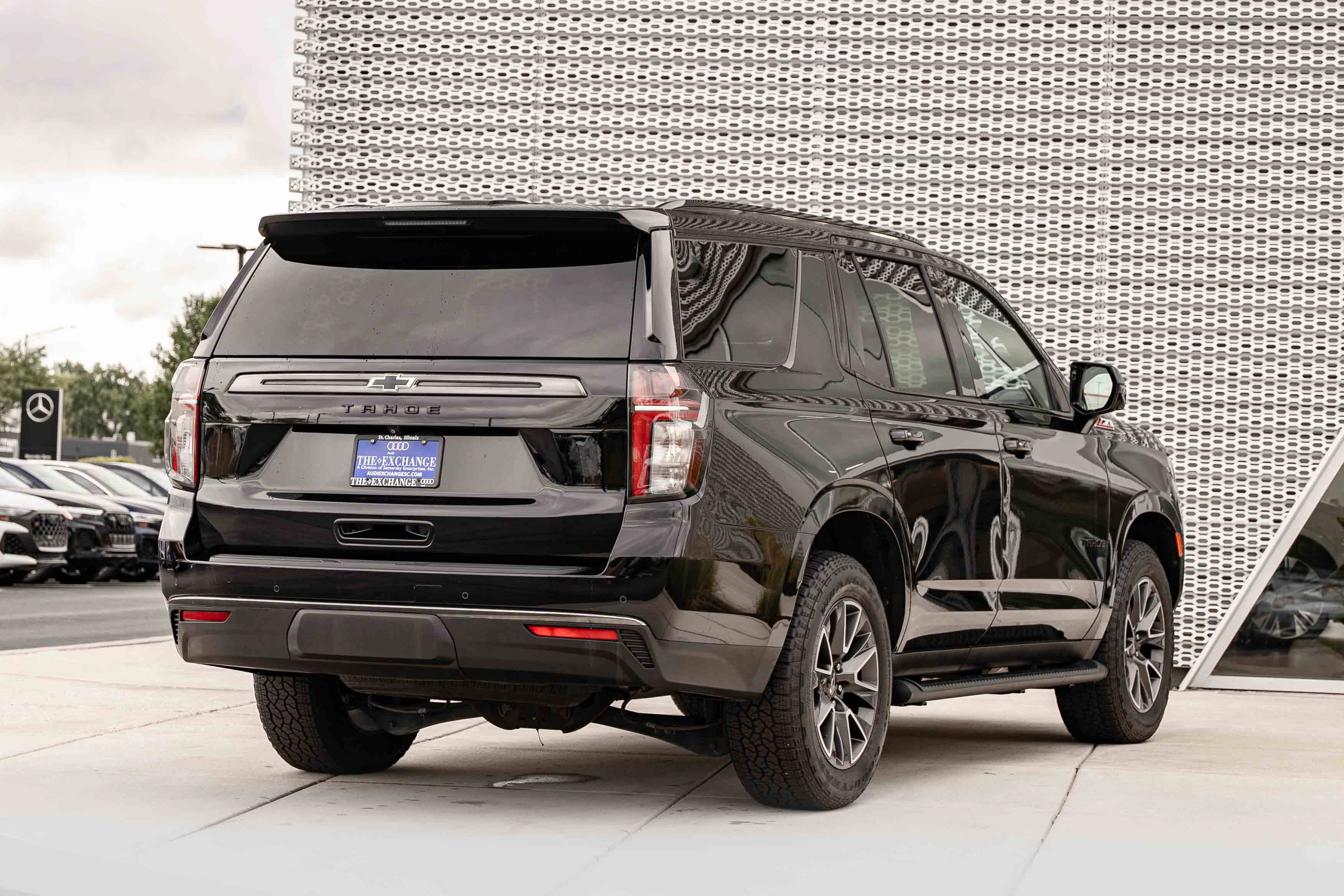 Used 2022 Chevrolet Tahoe Z71 w/ Luxury Package AWD/4WD image 4