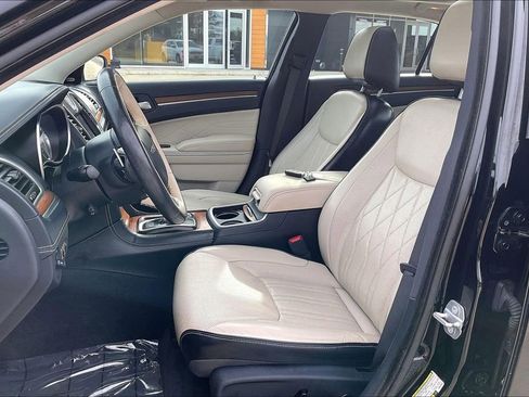 Used 2019 Chrysler 300 C w/ Safetytec Plus Group image 25