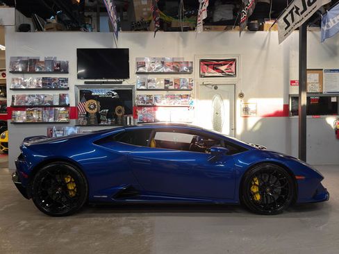 Used 2020 Lamborghini Huracan EVO image 4