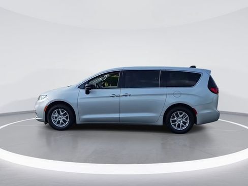 Used 2024 Chrysler Pacifica Touring-L FWD image 5