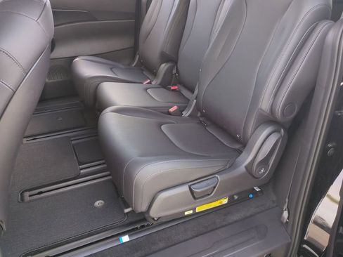 New 2026 Kia Carnival EX FWD image 25