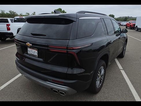 Used 2025 Chevrolet Traverse LT FWD image 4