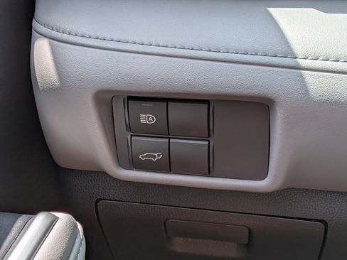 Used 2020 Toyota Highlander XLE AWD/4WD image 26