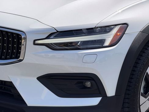 Used 2024 Volvo V60 B5 Cross Country Plus image 7