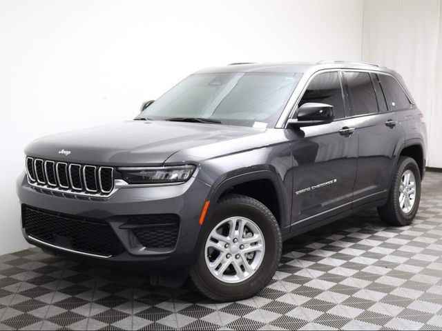 Used 2025 Jeep Grand Cherokee Laredo AWD/4WD image 1