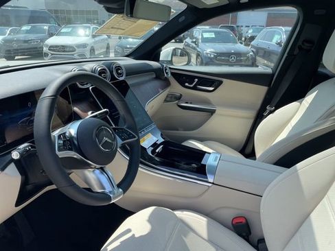 Used 2025 Mercedes-Benz GLC 300 4MATIC image 12