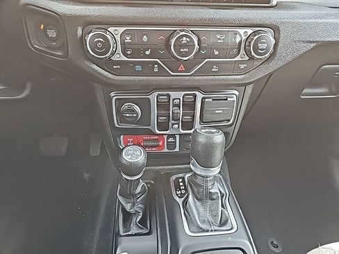 Used 2024 Jeep Wrangler Unlimited image 7