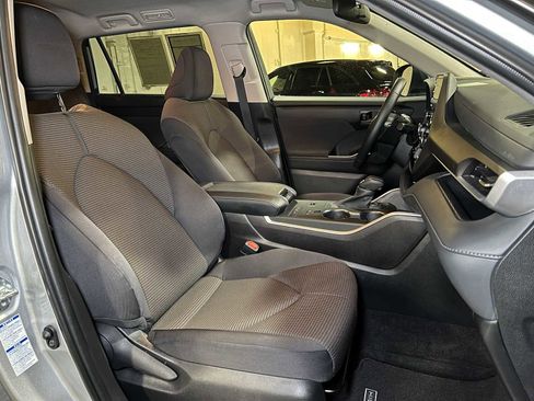 Used 2022 Toyota Highlander LE image 12