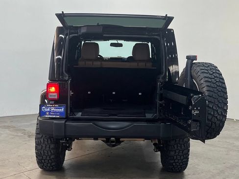 Used 2018 Jeep Wrangler Unlimited Rubicon w/ Cold Weather Group AWD/4WD image 12