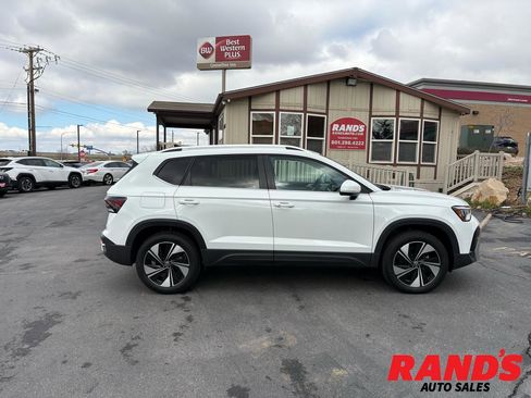 Used 2025 Volkswagen Taos SE w/ Panoramic Sunroof Package image 1