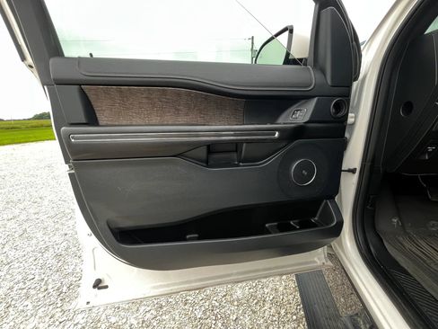 Used 2018 Ford Expedition Limited w/ Equipment Group 301A AWD/4WD image 19