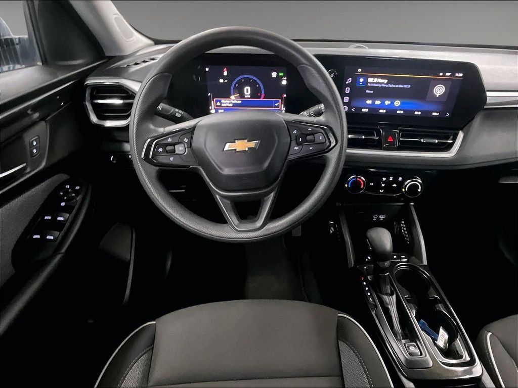 Used 2025 Chevrolet TrailBlazer LT AWD/4WD image 17
