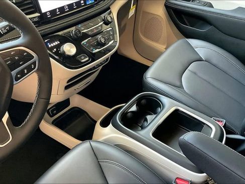 New 2023 Chrysler Pacifica Touring-L image 7